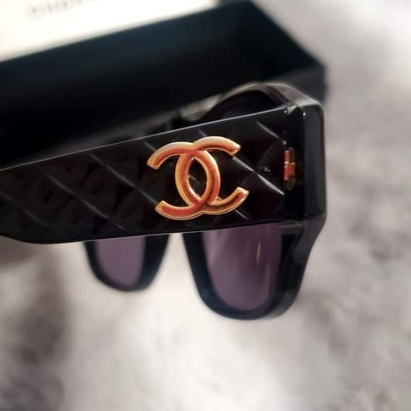 CHANEL Elegant Black Sunglasses with Gold Accent - Picture 5 of 8